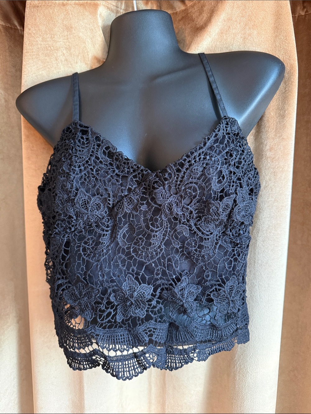 Black Floral Lace Cropped top Sz m